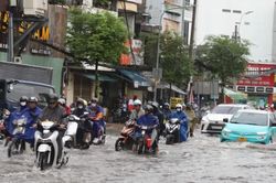 Mưa lớn, nhiều tuyến đường TPHCM ngập nặng