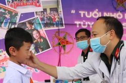 Đà Nẵng: Tặng quà và khám bệnh cho học sinh các trường dân tộc nội trú