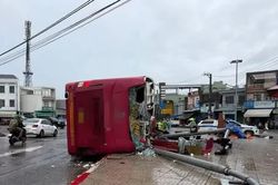 Lật xe khách giường nằm tại ngã tư Gò Găng khiến 2 người tử vong