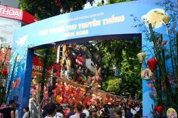 Tấp nập 'Chợ Trung thu truyền thống 2026' ở phố Hàng Mã