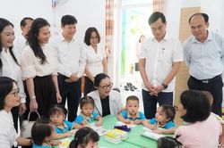 Thứ trưởng Bộ GD&ĐT kiểm tra hoạt động của trường học sau sáp nhập tại Nghệ An