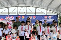 Công an tỉnh An Giang mang Trung thu đến với học sinh Khmer khó khăn