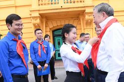 Kỳ 4: Rời chiếc khăn quàng đỏ, chọn con đường tương lai