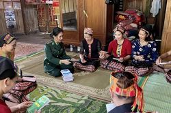 Gieo sinh kế, vun niềm tin nơi phên dậu