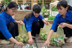 Rửa xe, nhặt phế liệu gây quỹ tặng quà Trung thu cho trẻ em