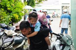 Phụ huynh TPHCM lội nước, cõng con đến trường sau trận mưa lớn