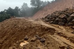 Sạt lở đèo Gia Bắc, tạm thời không cho phương tiện qua lại