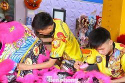 Đội múa lân chạy 18 show/ngày, Trung thu làm không hết việc