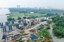 Tạm đóng đường đê Long Biên - Xuân Quan vào ban đêm để thi công cầu Trần Hưng Đạo