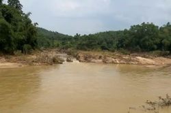 Tìm kiếm người đàn ông nghi mất tích trên sông Âm