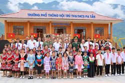 Hành trình đặc biệt phía sau ngôi trường của 1066 học trò vùng biên