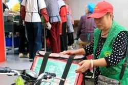 Người phụ nữ thu gom phế liệu đưa cơm cho 12 cụ già neo đơn suốt 3 năm