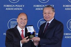 Tổng Bí thư, Chủ tịch nước nhận Huy chương của Hiệp hội Chính sách đối ngoại Mỹ