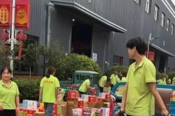 Công ty tặng nhân viên 26 loại quà Trung thu, chất đầy xe ba bánh