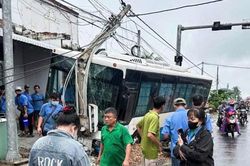 Ô tô chở 20 công nhân tông văng xe máy, lao lên vỉa hè đâm gãy trụ điện