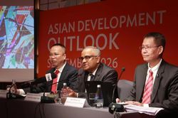 ADB nâng dự báo tăng trưởng Việt Nam, lưu ý rủi ro tín dụng và lạm phát