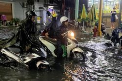 TP Hồ Chí Minh tiếp tục mưa lớn, đề phòng lốc và sét