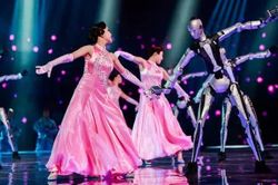 Robot hình người khiêu vũ cùng các nghệ sĩ trên sân khấu WorldSkills 2026