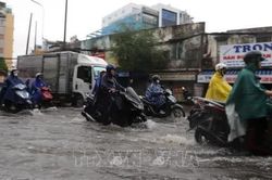 TP Hồ Chí Minh tiếp tục mưa lớn, nguy cơ ngập gia tăng do triều cường