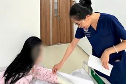 Đứng ngó xuống từ ban công, bé gái 11 tuổi trượt chân rơi từ tầng 2