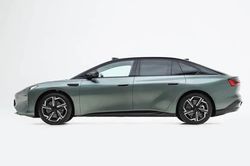 Xe sedan hạng E công suất 721 mã lực, giá gần 740 triệu đồng