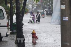 Mưa lớn kéo dài gây ngập sâu nhiều tuyến đường tại Cà Mau