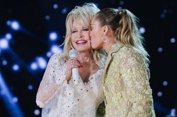 Dolly Parton từng thuyết phục Miley Cyrus vượt qua nỗi sợ để bước lên sân khấu GRAMMY