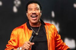 Danh ca Lionel Richie dừng lưu diễn vì phẫu thuật tim
