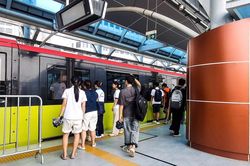 Hà Nội: Metro thành lựa chọn đi lại của nhiều người khi mưa ngập