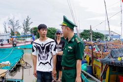 Kịp thời cứu 5 ngư dân gặp nạn giữa sóng lớn