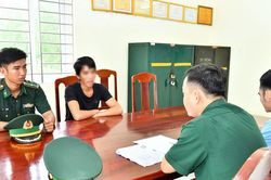 Vận động bị can đang lao động ngoài biển ra đầu thú