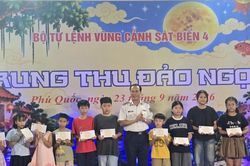 Đêm hội trăng Rằm: 'Trung thu Đảo Ngọc' tại BTL Vùng Cảnh sát biển 4