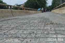 Cận cảnh cây cầu “già cỗi” lộ dầm sắt