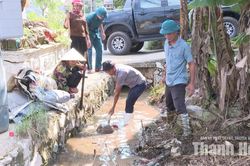 Xã Tân Ninh vệ sinh môi trường sau mưa lũ