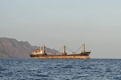 Quan chức châu Âu thúc giục Iran mở lại eo biển Hormuz