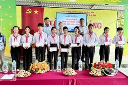 Trao 30 suất học bổng “Xây dựng tương lai” cho học sinh xã Ô Lâm