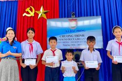 Nâng bước trẻ em vùng cao đến trường