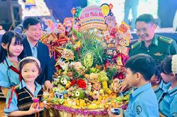 Ấm áp “Biên cương - Đêm hội trăng rằm” trên biên giới Ia Dom