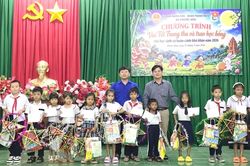 Xã Phước Hữu trao 34 suất học bổng và 84 phần quà Trung thu cho thiếu nhi