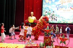 Bộ Chỉ huy Quân sự tỉnh tổ chức 'Vui hội trăng rằm' cho gần 200 thiếu nhi