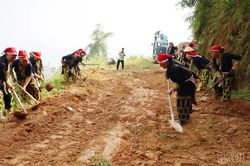 Các đồng chí lãnh đạo tỉnh dự Lễ phát động Phong trào xây dựng đường giao thông nông thôn đợt 2 năm 2026