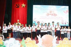 Quỹ Bảo trợ trẻ em Việt Nam trao quà và học bổng cho trẻ em có hoàn cảnh khó khăn tại xã Bình An