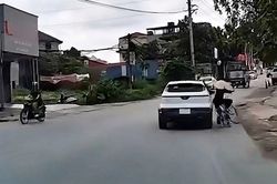 Vượt xe thiếu an toàn, ô tô húc ngã người đi xe đạp rồi bỏ đi