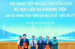 Bàn giao bộ học liệu đa phương tiện 'Bình dân học vụ số - Quốc hội số' cho Quảng Ninh