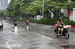 Hà Nội cảnh báo dông lốc, miền Trung và Nam Bộ mưa lớn