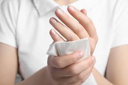 Dùng khăn giấy hay khăn vải, cách nào giúp tiết kiệm tiền hơn?