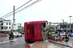 Lật xe khách giường nằm, 2 người tử vong, nhiều người bị thương