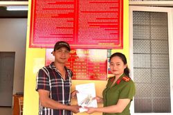 Nhặt được bọc tiền trên đường, mang đến nhờ Công an tìm người đánh rơi