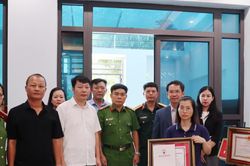 Truy tặng Bằng tri ân đối với Trung tá Trần Văn Tùng