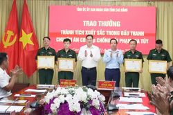 Tỉnh ủy, UBND tỉnh và Bộ Tư lệnh Bộ đội Biên phòng khen thưởng lực lượng triệt phá chuyên án CB926p